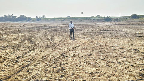 Bhima River : पावसाळ्याच्या अखेरीस भीमा नदीचे पात्र पडले कोरडे