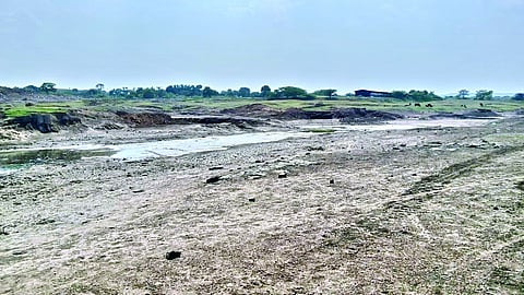 Solapur Water Shortage : विहिरी, बंधारे पडले कोरडेठाक