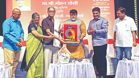 कोल्हापूर : ज्येष्ठ अभिनेते मोहन जोशी यांना संगीतसूर्य केशवराव भोसले स्मृती पुरस्कार प्रदान करताना उद्योगमंत्री उदय सामंत. सोबत डावीकडून मिलिंद अष्टेकर, ज्योती जोशी, आमदार सतेज पाटील, गिरीश महाजन आदी.