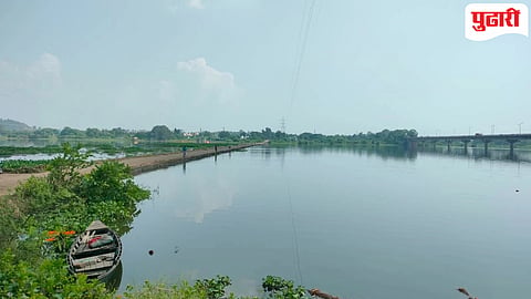 पाणीपातळी वाढल्याने वैनगंगेवरील लहान पुलाला पाणी टेकले आहे.