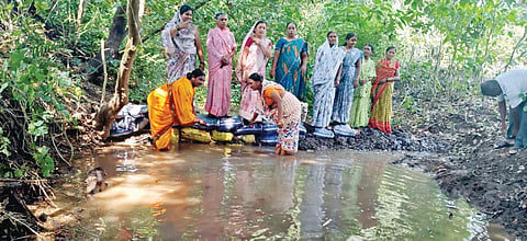 Satara News : स्त्री शक्तीच्या सहभागातून वनराई बंधारे; दुष्काळमुक्तीकडे वाटचाल