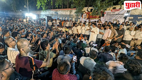 Raj Thackeray MPSC Protest : ‘महाराष्ट्रातील तरुणांच्या नोकरीसाठी कोणाचेही पाय धरायला तयार’ : MPSC विद्यार्थ्यांच्या आंदोलनात राज ठाकरेंचे विधान