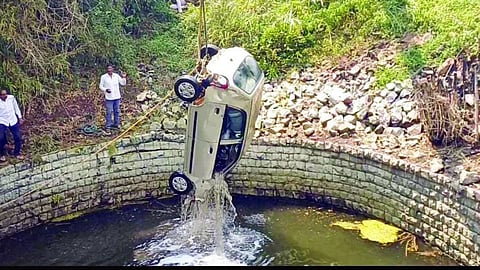 Sangli Accident : विहिरीत कार कोसळून तरुणाचा मृत्यू