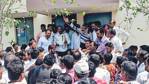 Solapur News : अपुऱ्या विजेवर पिके कशी जगवावी