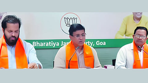 पणजी: भाजप मुख्यालयात आयोजित पत्रकार परिषदेत बोलताना प्रमुख प्रवक्ते व आमदार दाजी साळकर. सोबत माध्यम प्रमुख सिद्धेश नाईक व रमेश घाडी