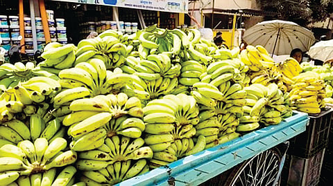 Solapur Market : बाजारात केळी, झेंडूला मोठी मागणी