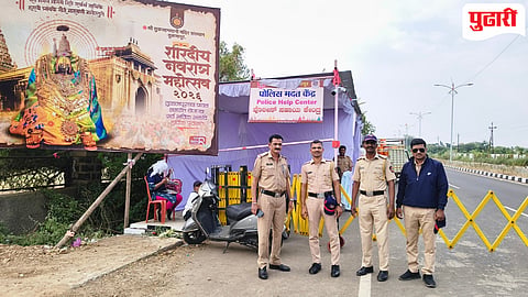 तुळजापूर येथे शारदीय नवरात्र महोत्सवाच्या पार्श्वभूमीवर पोलिस बंदोबस्त तैनात करण्यात आला आहे.