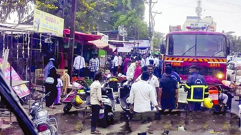 Solapur Fire Incident : डी-मार्टसमोर फळ दुकानांना आग