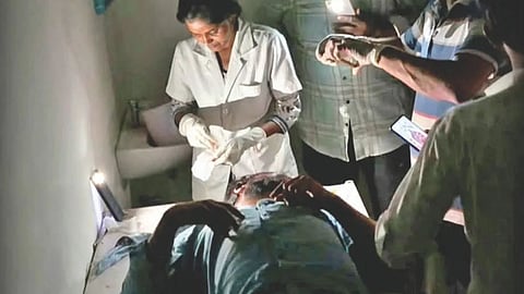 Karnataka Healthcare System : कोटींच्या रुग्णालयात अंधार; मोबाईलच्या प्रकाशात उपचार