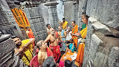 कोल्हापूर : अंबाबाई मंदिरात सोमवारी पोलिसांनी श्रीपूजकांना अडवल्याने त्यांनी मंदिराच्या गाभाऱ्यातच आंदोलन करून पोलिसांच्या भूमिकेचा निषेध केला.