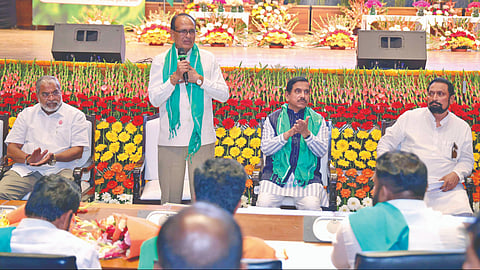 नवी दिल्ली : ऊस उत्पादकांच्या बैठकीत बोलताना केंद्रीय कृषिमंत्री शिवराजसिंह चौहान. शेजारी केंद्रीय मंत्री प्रल्हाद जोशी, राजू शेट्टी.