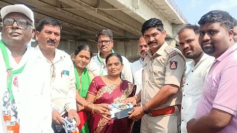 Nipani News : रस्त्यावर सापडली २ लाखांची पर्स, उघडून पाहिली अन्... दाभाडे बंधूंच्या प्रामाणिकपणाची सर्वत्र चर्चा!