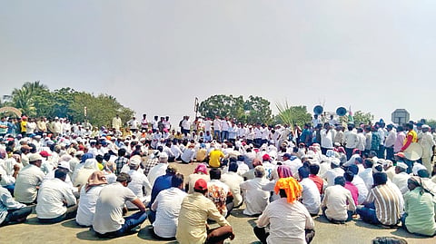 Solapur Farmers Protest : प्रतिटन ५ हजार दर दिल्याशिवाय ऊस देऊ नका