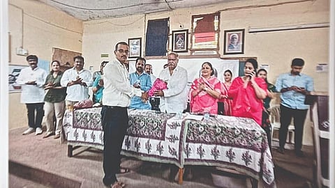 कोल्हापूर : शाहू शिक्षण प्रसारक मंडळाच्या सभागृहात आयोजित मेळाव्यात अजित खराडे यांचे स्वागत करताना प्राचार्य डॉ. ए. एस. पाटील. शेजारी सई खराडे, महेश जाधव, अभय निंबाळकर आदी.