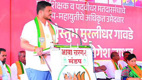 कोल्हापूर : माळशिरस येथे आयोजित महायुतीच्या प्रचार सभे उमेदवार शिक्षकमित्र कौस्तुभ गावडे. समवेत डॉ. स्मिता जाधव, माजी आमदार राम सातपुते आदी. (छाया: पप्पू आतार)