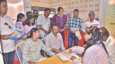 कोल्हापूर : ‘पुढारी प्रॉपर्टी एक्सपो - २०२६’च्या शेवटच्या दिवशी नागरिकांनी सहकुटुंब-मित्र परिवारासह विविध प्रकल्पांची माहिती घेतली.