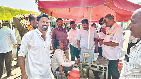 Solapur News : फॅट तपासून मिळते दूध; जागेवरच रोख व्यवहार
