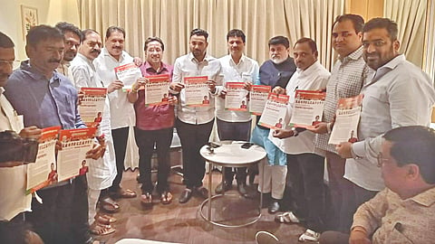 कोल्हापूर : पुणे पदवीधर मतदारसंघाच्या भाजप महायुतीच्या उमेदवार डॉ. स्मिता जाधव यांना जाहीर पाठिंबा व्यक्त करत, त्यांच्या विजयाचा निर्धार करताना शिवसेनेचे नेते, उद्योगमंत्री उदय सामंत, पालकमंत्री
प्रकाश आबिटकर, खासदार धैर्यशील माने, आमदार चंद्रदीप नरके, आमदार राजेंद्र पाटील-यड्रावकर, माजी खासदार प्रा. संजय मंडलिक, अमित हुक्केरीकर आदी.