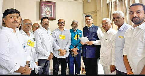 कोल्हापूर : सहकारी पाणीपुरवठा संस्थांचे ८५० कोटींचे वीज बिल माफ करा, या मागणीचे निवेदन महाराष्ट्र राज्य इरिगेशन फेडरेशनच्या वतीने मुख्यमंत्री देवेंद्र फडणवीस यांना देण्यात आले.
