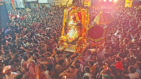 कोल्हापूर : नवरात्रौत्सवातील अष्टमीला अंबाबाईचा नगरप्रदक्षिणा सोहळा डोळ्यात साठवण्यासाठी झालेली अलोट गर्दी.