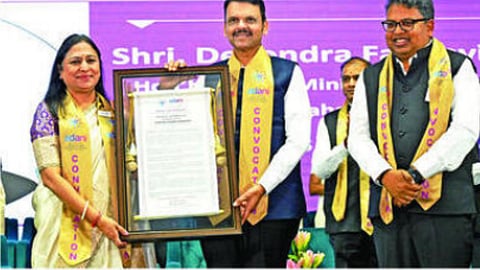 मुख्यमंत्री देवेंद्र फडणवीस यांना वर्धा येथे 'अदानी इन्स्टिट्यूट ऑफ हायर एज्युकेशन अँड रिसर्च' (अभिमत विद्यापीठ) या संस्थेच्या १७ व्या दीक्षान्त समारंभात विद्यापीठाच्या कुलपती डॉ. प्रीती अदानी यांच्या हस्ते मानद डी. लिट. ही उपाधी प्रदान करण्यात आली.