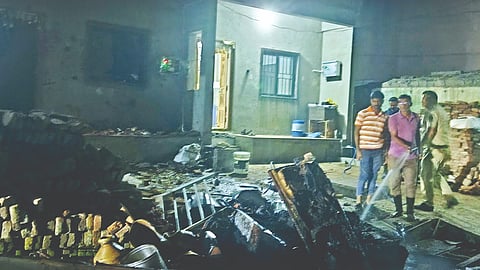 कोल्हापूर : माणगाव घटनेतील संशयिताच्या घरातील साहित्याची तोडफोड करून संतप्त जमावाने घर पेटवून दिले.