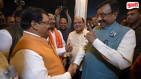 Vijay Wadettiwar and Sudhir Mungantiwarshared a lighthearted moment