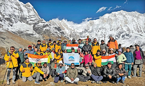 कोल्हापूर : हिमालयातील अन्नपूर्णा बेस कॅम्पवर यशस्वी चढाई करणारे कोल्हापूरचे गिर्यारोहक.