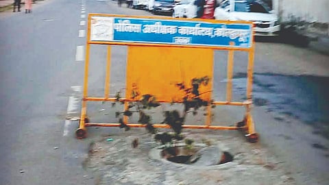 कोल्हापूर : रंकाळा ते जुना वाशी नाका मार्गावर पद्माराजे उद्यानसमोर ड्रेनेजचे मोडक्या अवस्थेतील झाकण. संभाव्य अपघात टाळण्यासाठी स्थानिक नागरिकांनी बॅरिकेडस् लावले आहेत.