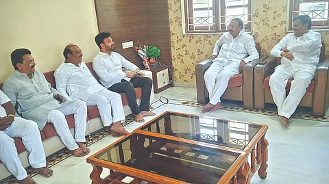 Solapur Politics : दोन्ही आमदार देशमुखांची 'चाय पे चर्चा'