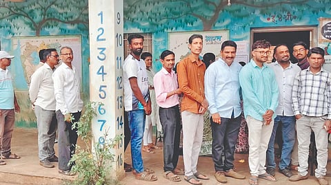 कुडित्रे : पुणे पदवीधर मतदारसंघाच्या निवडणुकीसाठी येथील मतदान केंद्रावर मतदारांची लागलेली रांग.