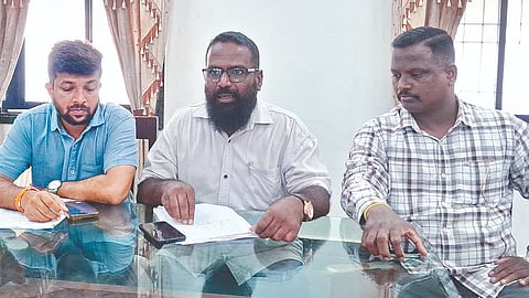 पत्रकारपरिषदेत बाेलताना काका ढाेके, गणेश गावकर, नीरज घाडी.