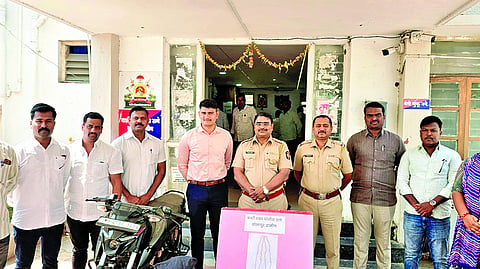 Solapur Crime : बार्शीत मंगळसूत्र हिसकावणाऱ्या चोरट्यास अटक