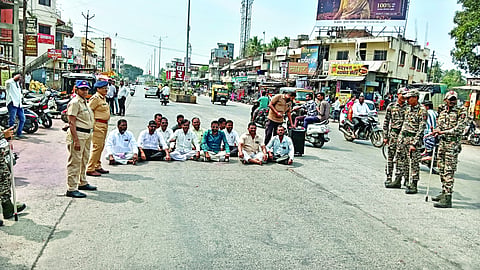 Satara News : ऊस दरासाठी ओगलेवाडीत रस्तारोको