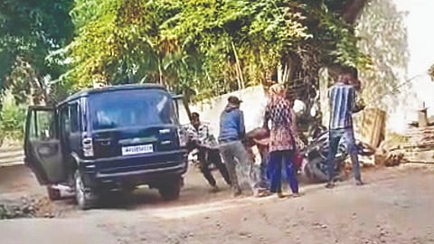 जयसिंगपूर : येथे एकाला अशा प्रकारे मारहाण करून अपहरण करण्यात आल्याचा व्हिडीओ सोशल मीडियावर व्हायरल झाला आहे.