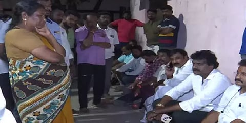 பட்டப்பகலில் அதிமுக பிரமுகர் வெட்டிக்கொலை.. சென்னையில் பகீர்!