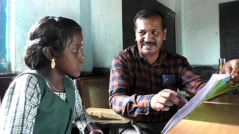 மூலக்காடு ஊராட்சி ஒன்றிய துவக்கப்பள்ளி மாணவி அபிநயா - ஆசிரியர் மணிகண்டன்