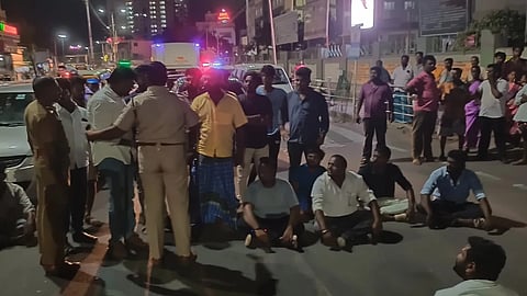 கைது செய்யக் கோரி சாலை மறியல்