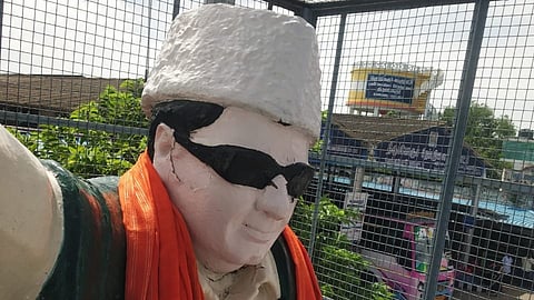 எம்.ஜி.ஆருக்கு அணிவிக்கப்பட்ட காவித்துண்டு