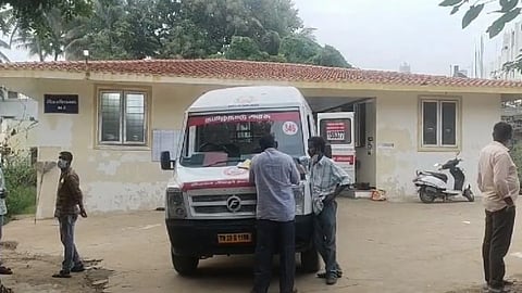 பெண் சடலத்தை மீட்டு ஆம்புலன்ஸில் ஏற்றிச் செல்லும் போலீசார்