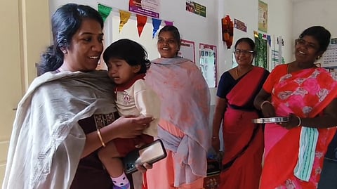 தனது கை குழந்தையுடன் மாவட்ட ஆட்சியர் கே.எம்.சரயு