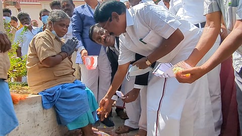 தூய்மைபணியாளர்களுக்கு பூஜை செய்த நீதிபதி