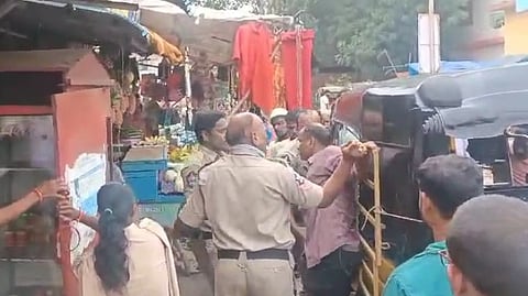 ராணுவவீரரை அடித்து இழுத்து செல்லும் காவலர்கள்