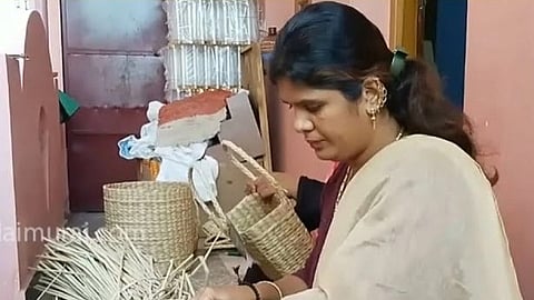 கைவினைப்பொருள்கள் செய்யும் தொழில் முனைவோர் நிஷா