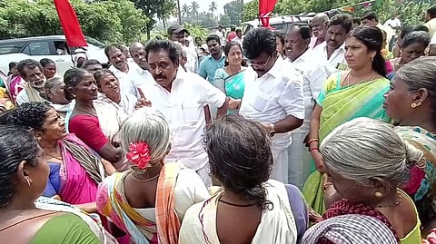 எம்.எல்.ஏ வை முற்றுகையிட்ட பெண்கள்
