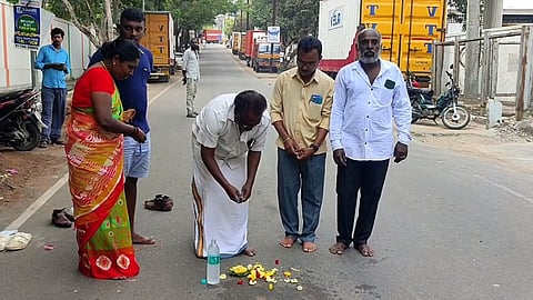 விபத்து நடந்த இடத்தில் தந்தை பூஜை