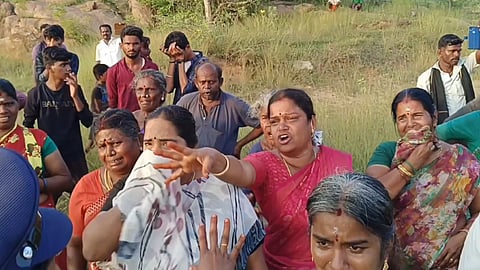 அதிகாரிகளுக்கு சாபம் விட்ட பெண்கள்