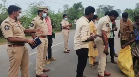 உயிரிழந்த சிறுவனின் உடலை மீட்ட போலீசார்