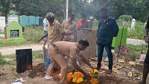 உடலை அடக்கம் செய்த காவலர்