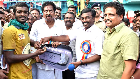 பாலமேடு ஜல்லிக்கட்டு போட்டியில் வென்ற தமிழரசன்